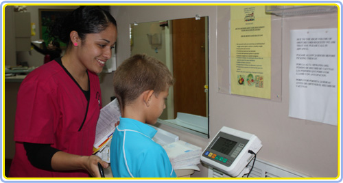 Pesando a niños en el consultorio del Dr. Brown Child being weighed at Dr. Brown’s office